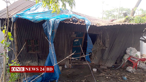 ঝড়ে লন্ডভন্ড গ্রাম পুলিশ বাদশা মিয়ার ঘর, রাত কাটাচ্ছে খোলা আকাশে নিচে