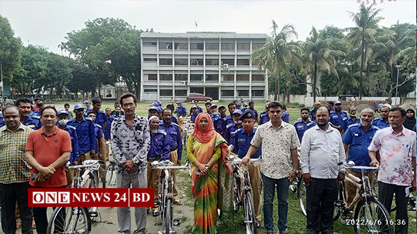 হোসেনপুরে গ্রাম পুলিশদের মাঝে বাইসাইকেল বিতরণ