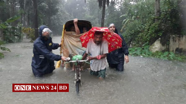 সিলেটে বন্যাদুর্গতদের পাশে ফায়ার সার্ভিস