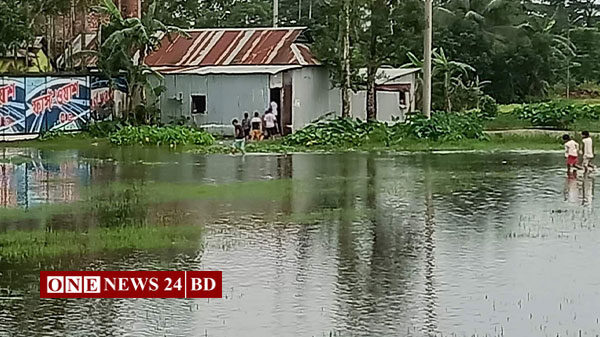 হোসেনপুরে টানা বর্ষণে বাসা বাড়িতে পানি দূর্ভোগ চরমে। 