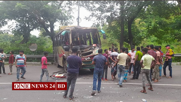 বাসের মুখোমুখি সংঘর্ষে প্রাণ গেল সুপার ভাইজারের, আহত ৩০