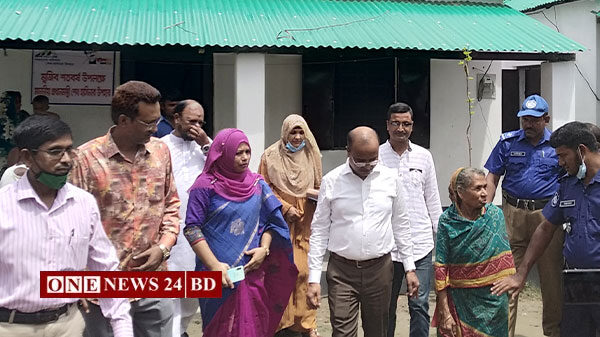 হোসেনপুরে আশ্রয়ণ প্রকল্পের ঘর পরিদর্শনে জেলা প্রশাসক
