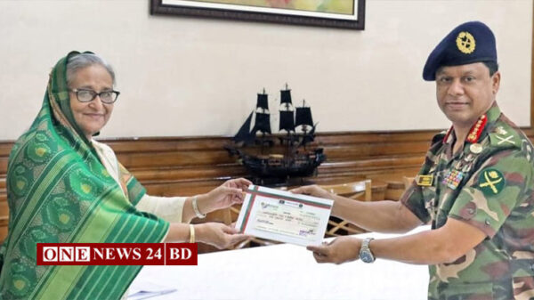 বন্যার্তদের জন্য ১০ কোটি টাকার চেক হস্তান্তর করলেন সেনাপ্রধান
