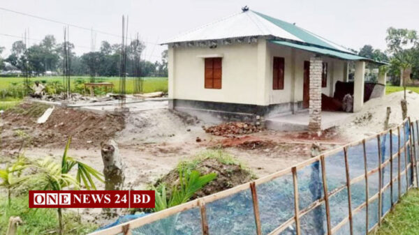 মিঠাপুকুরে আশ্রয়ন প্রকল্পের ঘর পেলেন সরকারি কর্মচারী