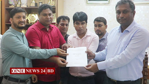 পাঁচ দফা দাবি আদায়ের লক্ষে নওগাঁয় স্মারকলিপি প্রদান