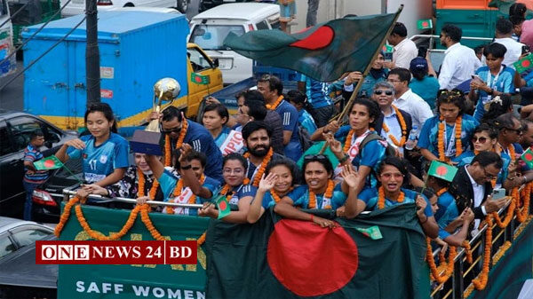দেশে ফিরলেন চ্যাম্পিয়নরা, ছাদখোলা বাসে আনন্দযাত্রা