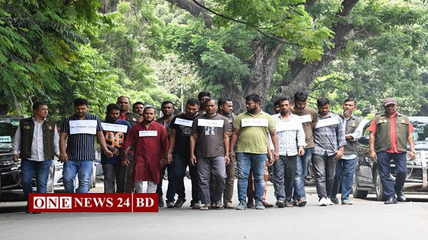 মোটরসাইকেলে বসেই গল্পের ছলে লক ভাঙ‌তো চক্রটি