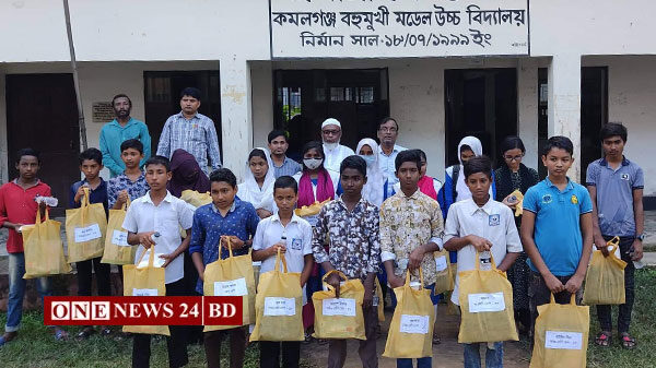 কমলগঞ্জে স্কুল ড্রেস বিতরণ