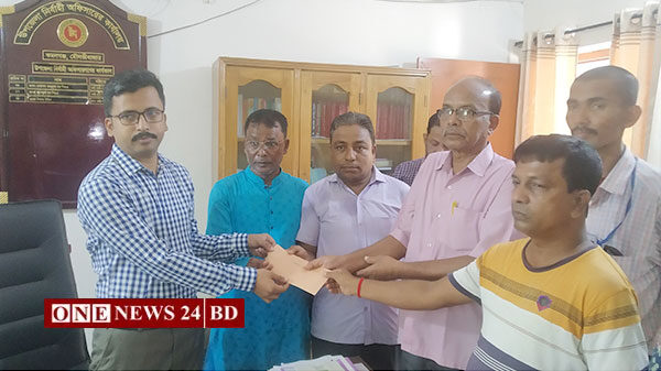 কমলগঞ্জে শারদীয় দুর্গোৎসব উপলক্ষে অনুদানের চেক বিতরন