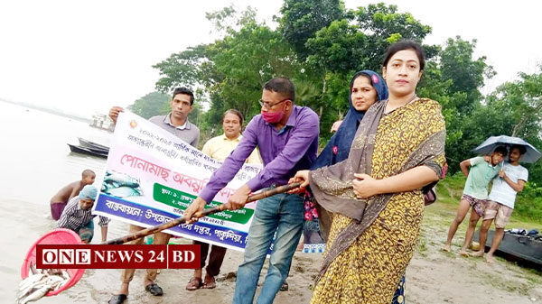 পাকুন্দিয়ায় উন্মক্ত জলাশয়ে পোনা মাছ অবমুক্ত