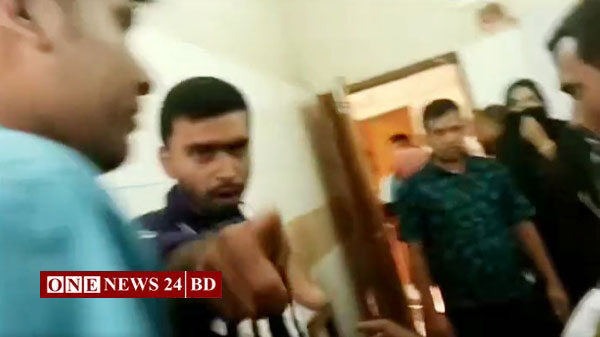 নওগাঁয় হাসপাতালে সাংবাদিক লাঞ্ছিত, অবগত করায় তত্ত্বাবধায়কের কটুক্তি