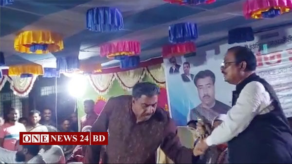 বর্ধিত সভায় বির্তক : সাবেক এমপির মাইক্রোফোন কেড়ে নিলেন বর্তমান এমপি