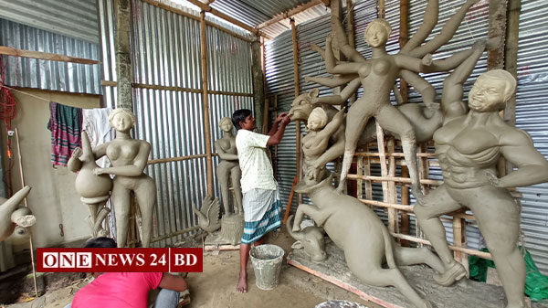 নিকলীতে দূর্গা প্রতিমা শিল্পীরা নির্ঘুম রাত কাটাচ্ছেন