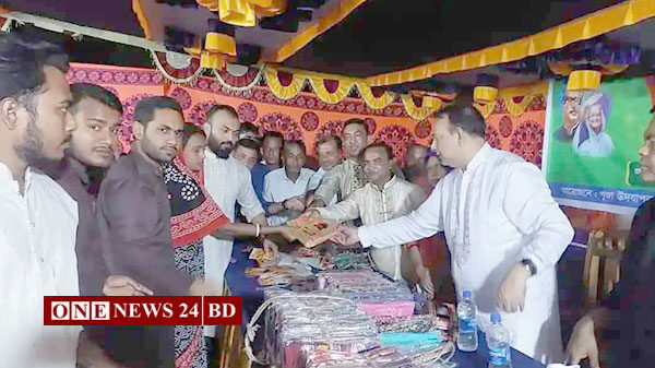 হোসেনপুরে শারদীয় দুর্গা পূজা উপলক্ষে আশফাকুল টিটুর উপহার বিতরণ