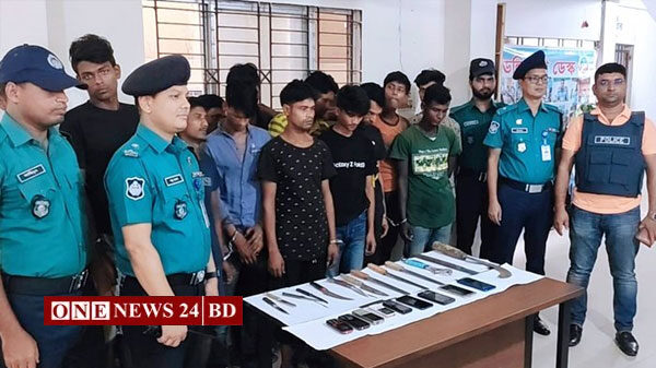 টঙ্গীতে অস্ত্রসহ ২৪ ছিনতাইকারী ও ডাকাত গ্রেপ্তার