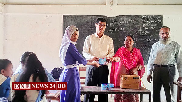 কমলগঞ্জে শিক্ষার্থীদের মাঝে স্যানিটারী প্যাড বিতরণ