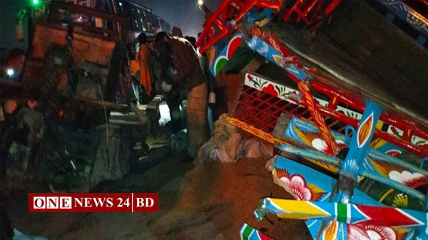 বগুড়ায় বাসচাপায় প্রাণ গেল ৩ জনের