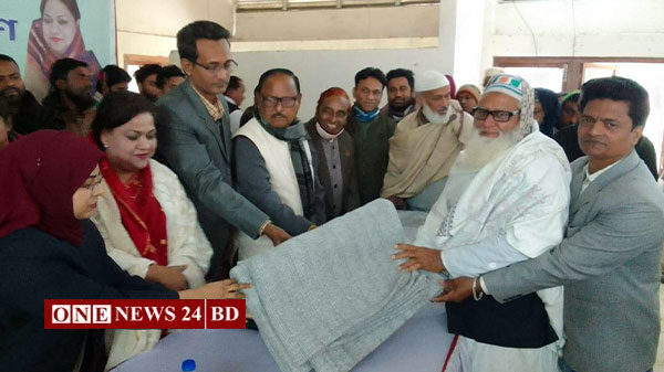 হোসেনপুরে শীতার্ত মানুষের পাশে এমপি লিপি