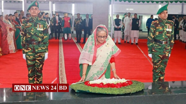 জাতির পিতার প্রতিকৃতিতে প্রধানমন্ত্রীর শ্রদ্ধা