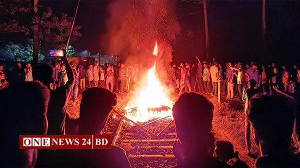 রেললাইনে রাজশাহী বিশ্ববিদ্যালয়ের শিক্ষার্থীদের আগুন, ট্রেন চলাচল বন্ধ