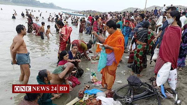 বৃষ্টি উপেক্ষা করে হোসেনপুরে অষ্টমী স্নানোৎসবে পূর্ণার্থীদের ঢল