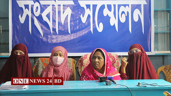 নওগাঁয় ছেলেকে অস্ত্র দিয়ে ফাঁসানোর অভিযোগে মায়ের সংবাদ সম্মেলন