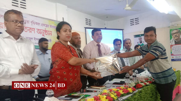 ময়মনসিংহ অঞ্চলের ৮জন কৃষক কৃষানীকে পুরষ্কার প্রদান