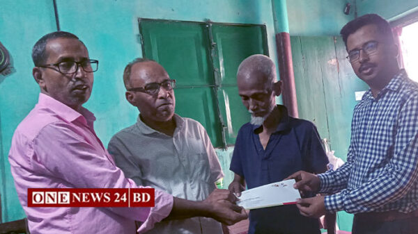 অসুস্থ্য অসহায় অবসরপ্রাপ্ত প্রাথমিক শিক্ষকের পাশে কমলগঞ্জের ইউএনও