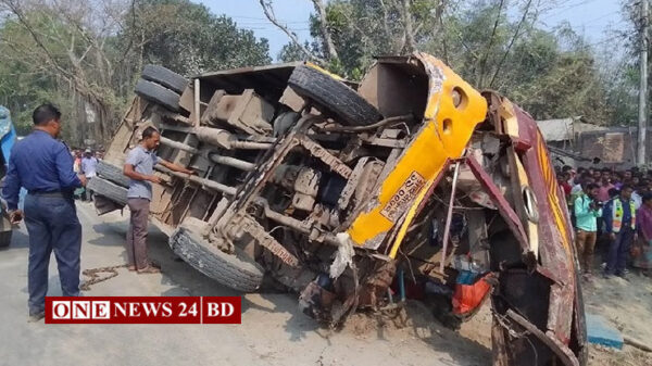 রংপুরে বাস খাদে পড়ে নিহত ২, আহত ১৫