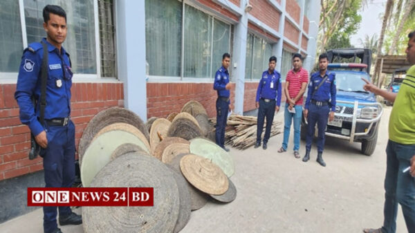 ফরিদপুরে বিপুল পরিমাণ দেশীয় অস্ত্র উদ্ধার