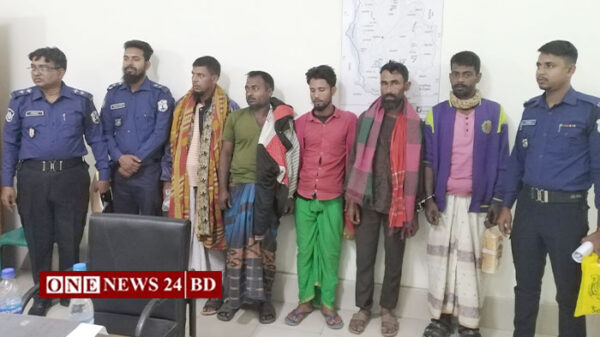পাকুন্দিয়ায় অবৈধ বালু উত্তোলন: ড্রেজার ও বাল্কহেড জব্দ, গ্রেপ্তার ৬
