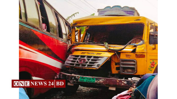 পাকুন্দিয়ায় বাস-ট্রাক মুখোমুখি সংঘর্ষে আহত ১০