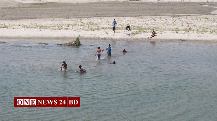 নওগাঁয় আত্রাই নদী খননে ফিরেছে নাব্যতা, নতুন করে বালুমহাল ইজারা না দেওয়ার দাবি স্থানীয়দের