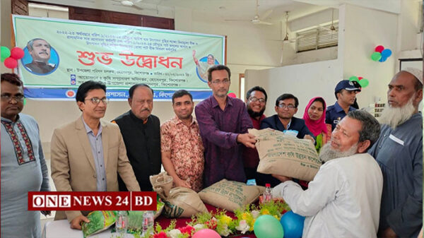 হোসেনপুরে কৃষকদের মাঝে সার ও বীজ বিতরন