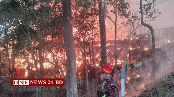 রোহিঙ্গা ক্যাম্পে আগুনে পুড়েছে তিন শতাধিক ঘর