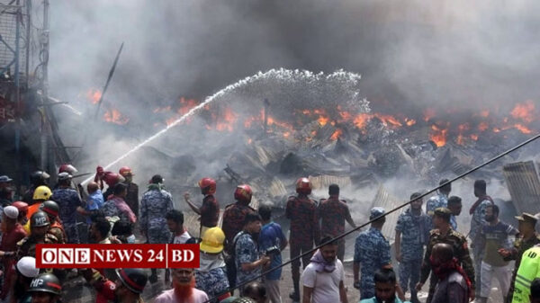 বঙ্গবাজারে অগ্নিকাণ্ড: হামলার ঘটনায় ৩০০ জনের বিরুদ্ধে মামলা