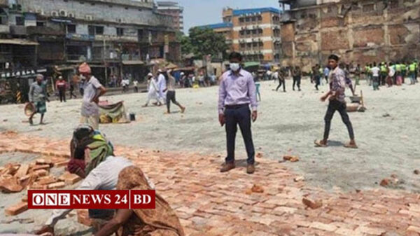 দুপুর থেকে বঙ্গবাজারে চৌকি বিছিয়ে ব্যবসা