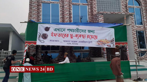 তাড়াইলে পথচারীদের ইফতার করাচ্ছে আকতার আছেফা মেমোরিয়াল ট্রাষ্ট