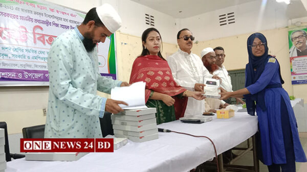 পাকুন্দিয়ায় প্রধানমন্ত্রীর উপহার পেল ২১০জন মেধাবী শিক্ষার্থী