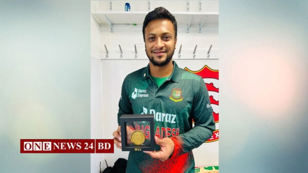 আইসিসির পুরস্কার হাতে পেলেন সাকিব