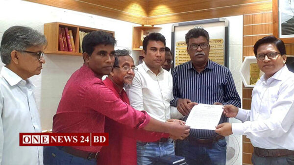 বিভাগীয় কমিশনারের কাছে নওগাঁর সাংবাদিকদের স্মারকলিপি প্রদান