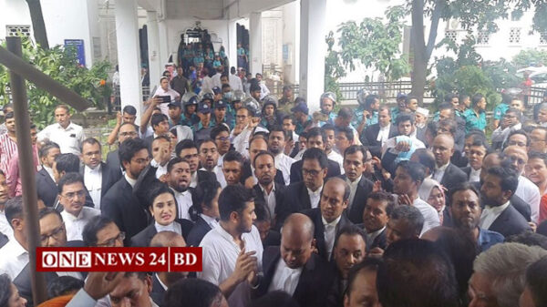 সুপ্রিম কোর্ট প্রাঙ্গণে ধাওয়া পাল্টা ধাওয়া ও ভাঙচুর