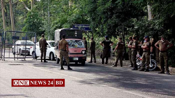 ইমরান খানের বাসভবনে যেকোনো সময় হানা দেবে পুলিশ