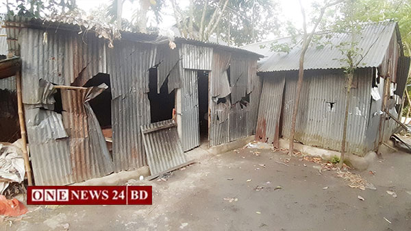 পাকুন্দিয়ায় বাড়িঘর ভাঙচুর-লুটপাট চারদিন বাড়ি ছাড়া একটি পরিবার
