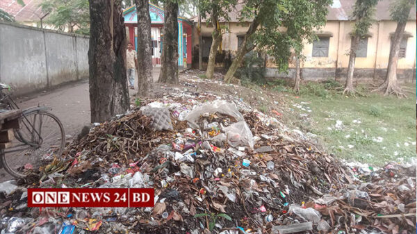 তাড়াইলে বিদ্যালয়ের প্রবেশ দ্বারে ময়লার স্তূপ, নাকাল শিক্ষার্থীরা