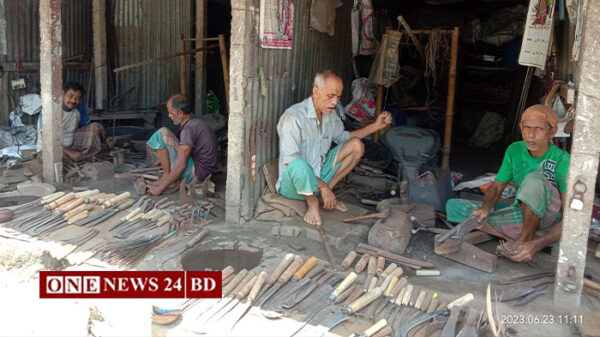 তাড়াইলের কামাররা ঈদকে সামনে রেখে  ব্যস্ত সময় কাটাচ্ছেন