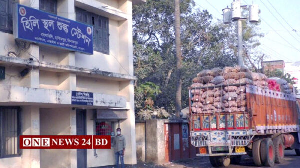হিলি বন্দর দিয়ে এলো আমদানির পেঁয়াজের প্রথম চালান