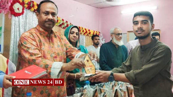 করিমগঞ্জে মেধাবী শিক্ষার্থীদের মাঝে ক্রেস্ট ও বই বিতরণ