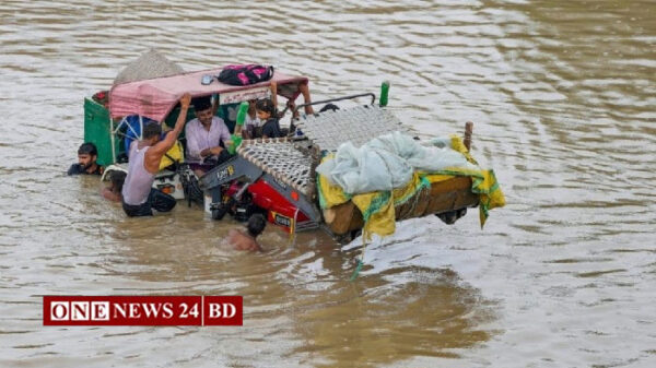 যমুনার পানি দিল্লির রাস্তায়, বন্ধ স্কুল-কলেজ