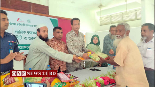 হোসেনপুরে প্রান্তিক চাষিদের ধান ও সবজি বীজ বিতরন